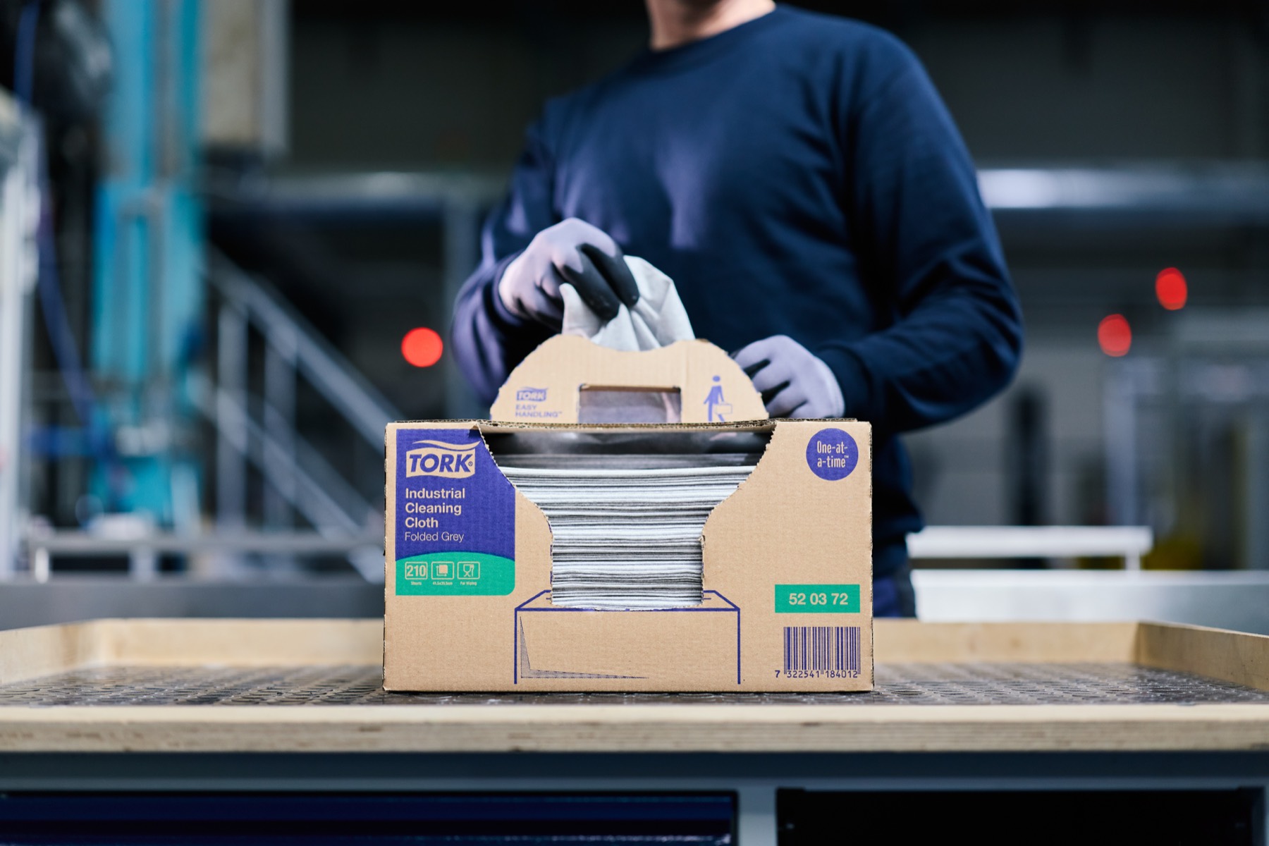 Doos Tork Industrial Cleaning Cloth op een werkbank